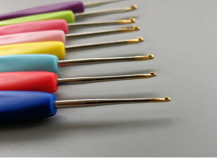 Set of 16 crochet hooks with two handle types in a black PU storage pouch.