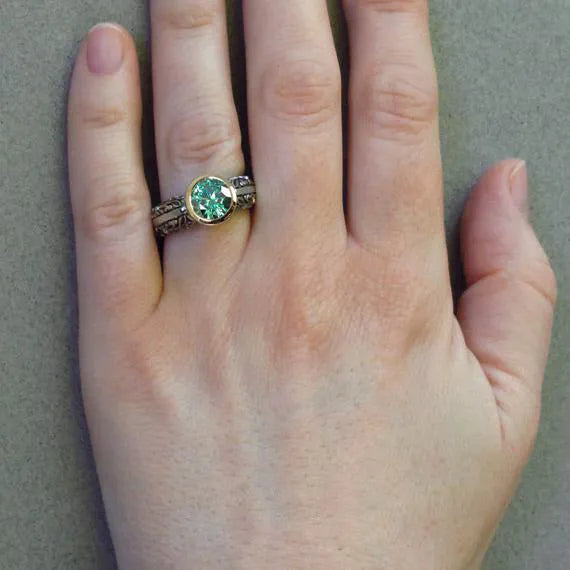 Flower-shaped vintage ring with gold-plated colour separation and green silver gemstone finish on alloy band