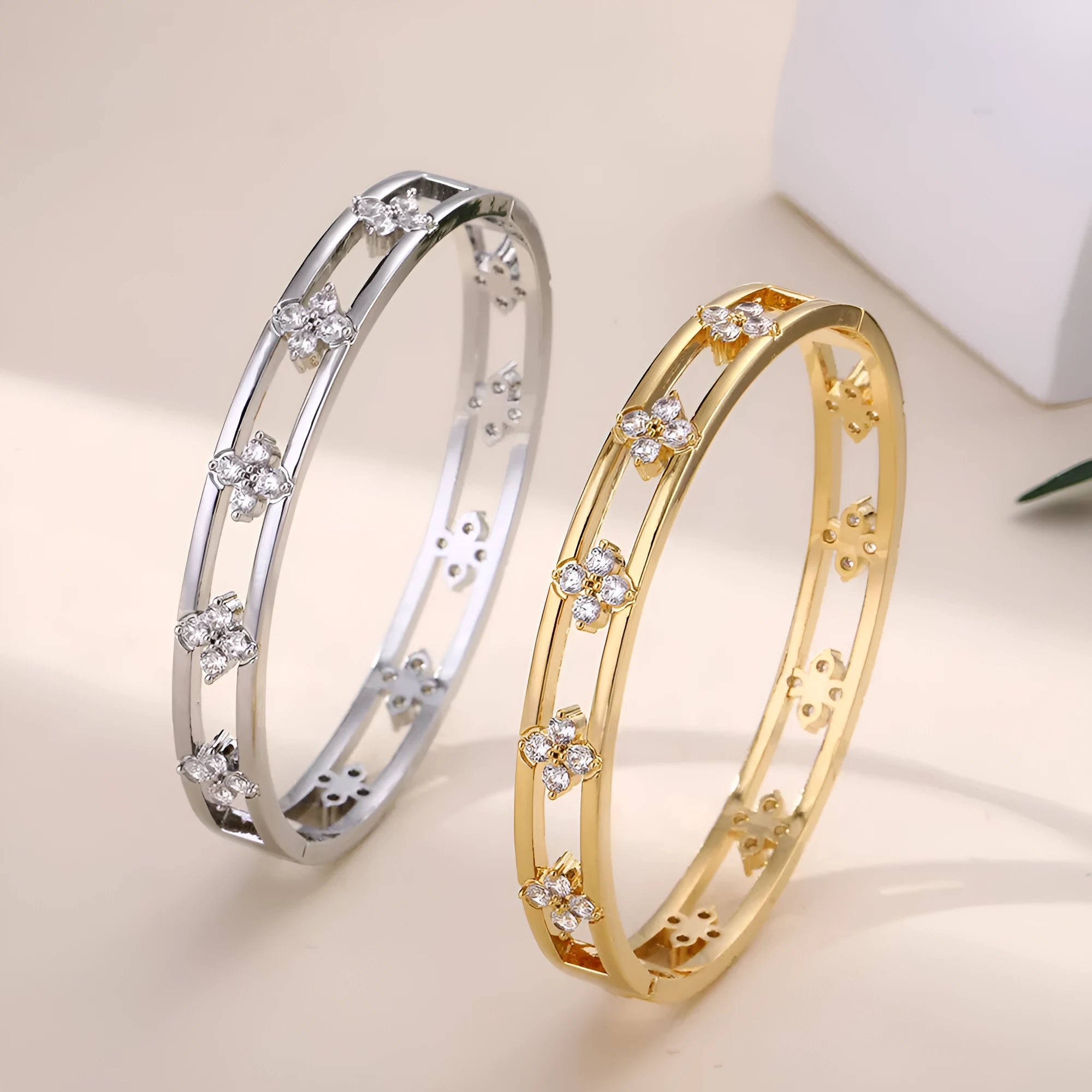 Women's hollow bracelet with four-leaf clover pattern and zircon stones in gold or silver finish