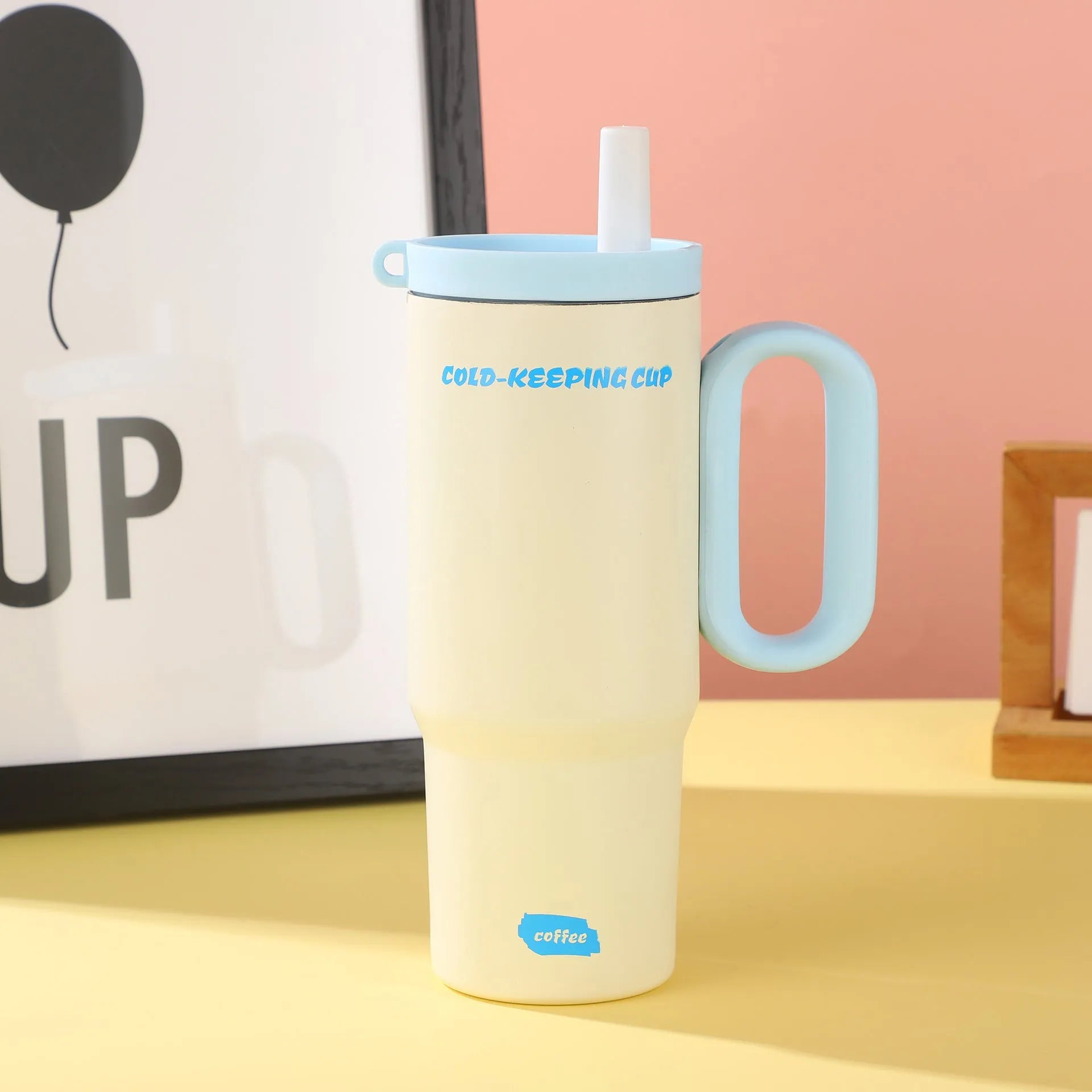 Insulated straw cup with handle in multiple colours showing 700ml capacity