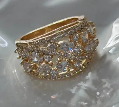 Women's round hollow ring in gold or platinum with sapphire blue or diamond settings