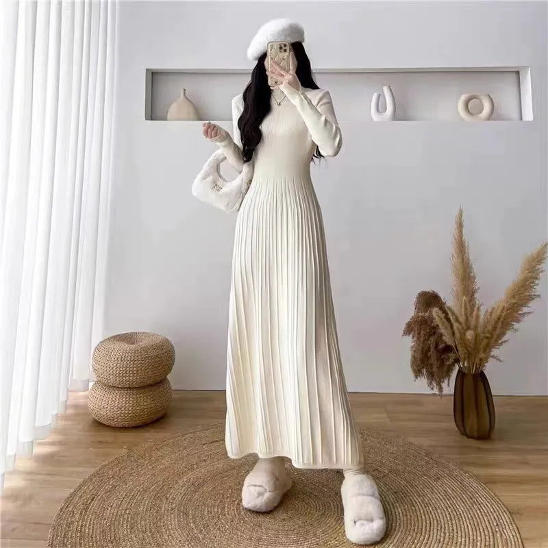 Women's knitted knee-length A-line skirt in a solid colour with a high waist