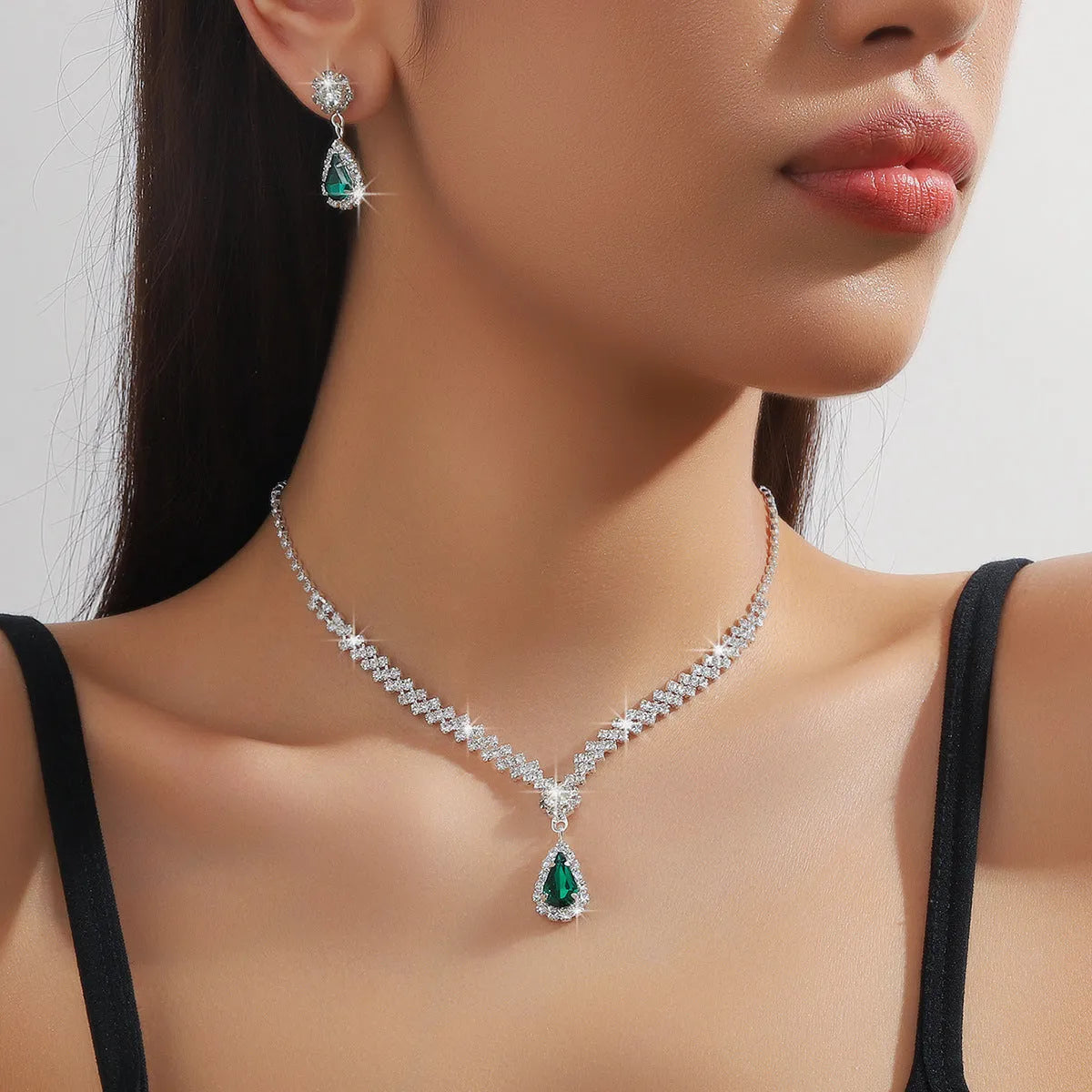 Women's claw chain necklace and earrings set with water drop rhinestones in blue colour option