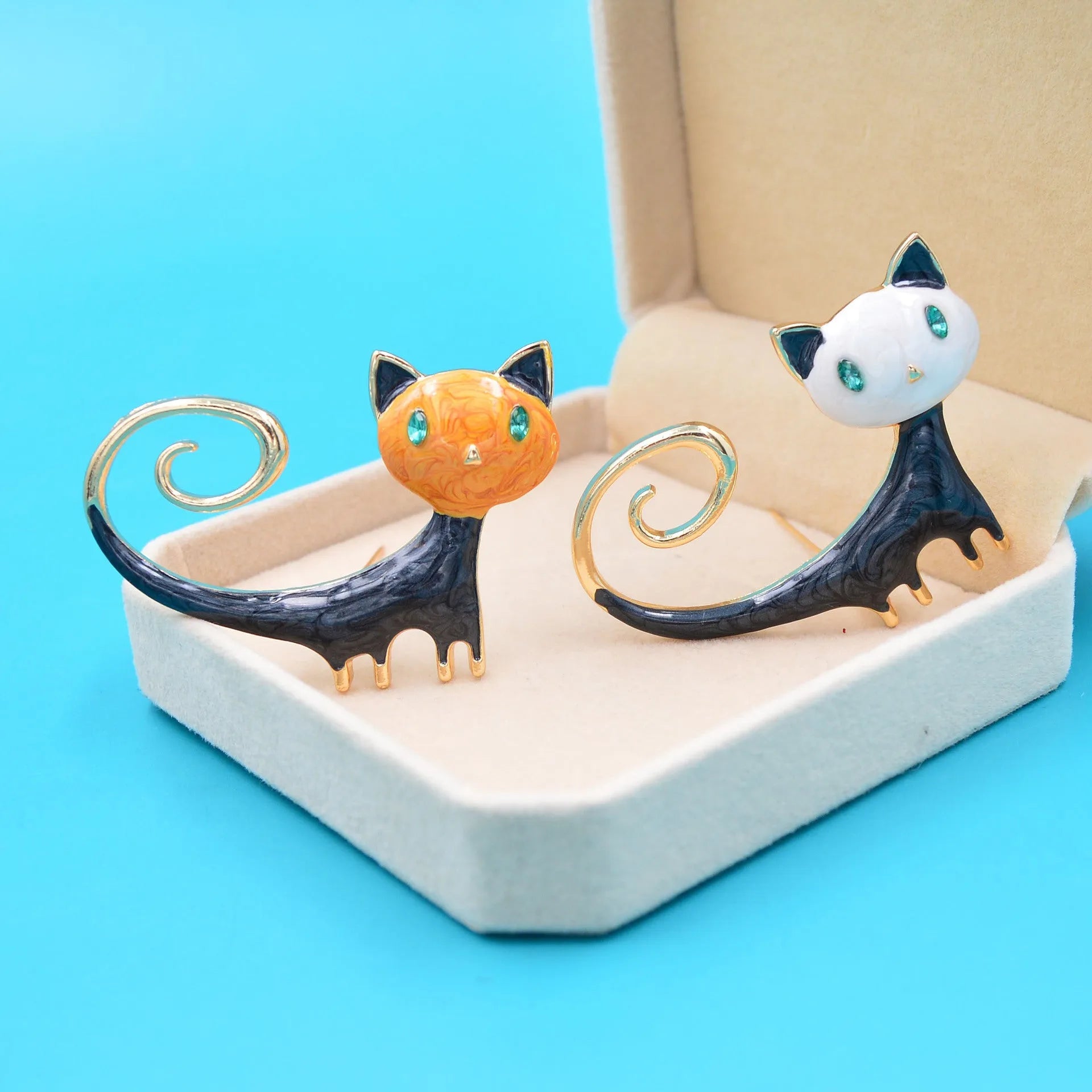 Personalised painted tailing up kitty brooch in alloy with cat motif, showing white and orange colour options