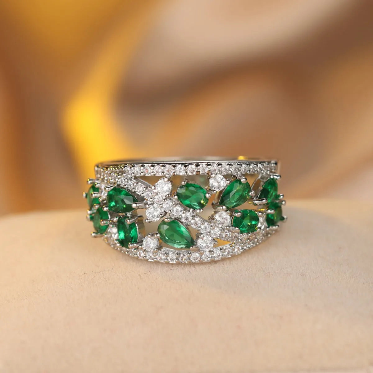 Women's round hollow ring in gold or platinum with sapphire blue or diamond settings