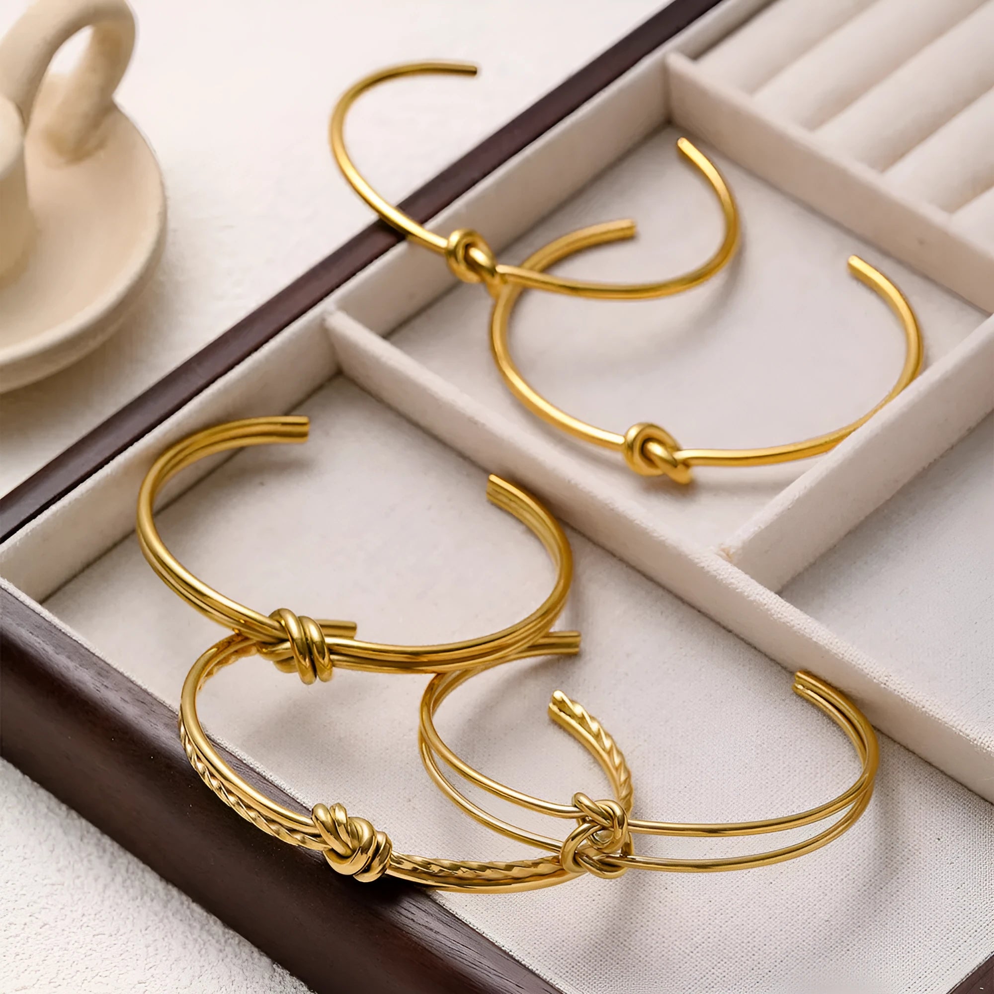 Adjustable stainless steel bracelet with knotted double-layer design in gold plating