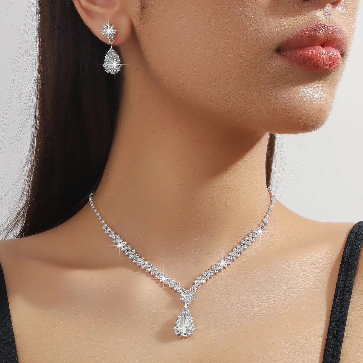 Women's claw chain necklace and earrings set with water drop rhinestones in blue colour option