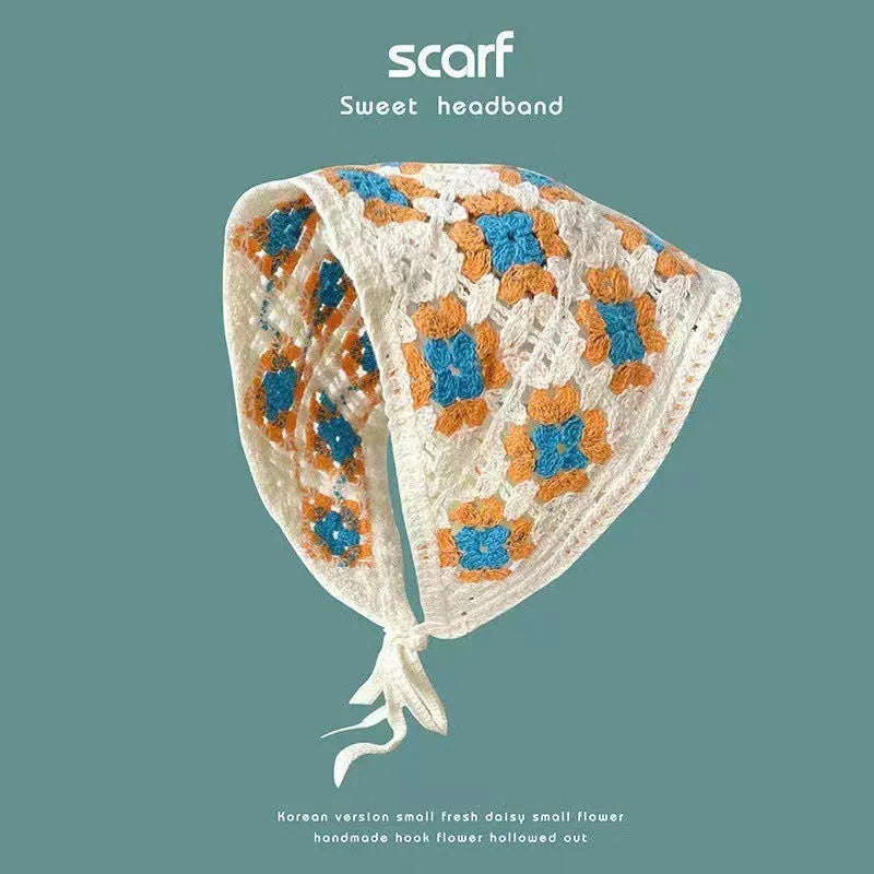 Women's cotton triangle shawl with floral French retro pattern in daisy design colours