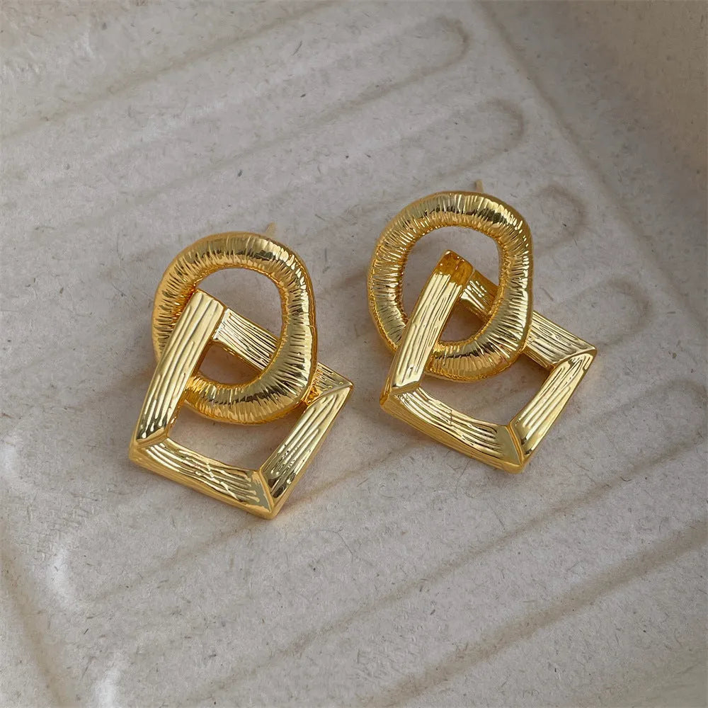 Retro geometric copper circle pendant earrings in gold or silver, 3.4cm tall.