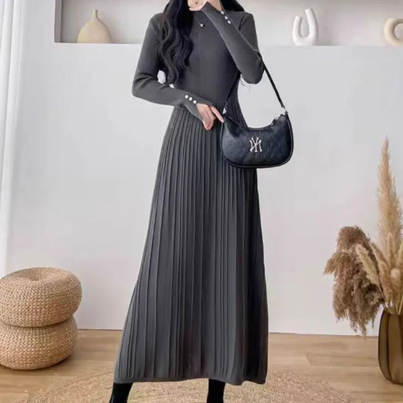 Women's knitted knee-length A-line skirt in a solid colour with a high waist