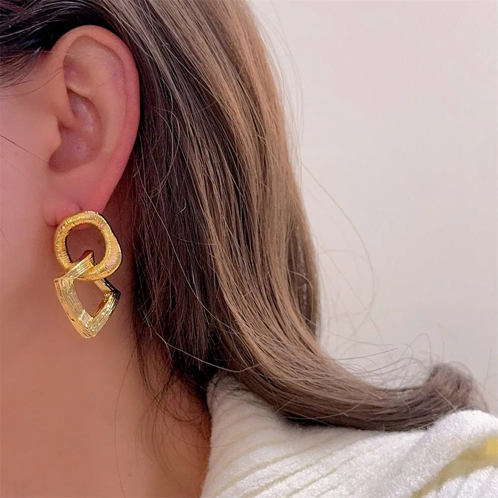 Retro geometric copper circle pendant earrings in gold or silver, 3.4cm tall.