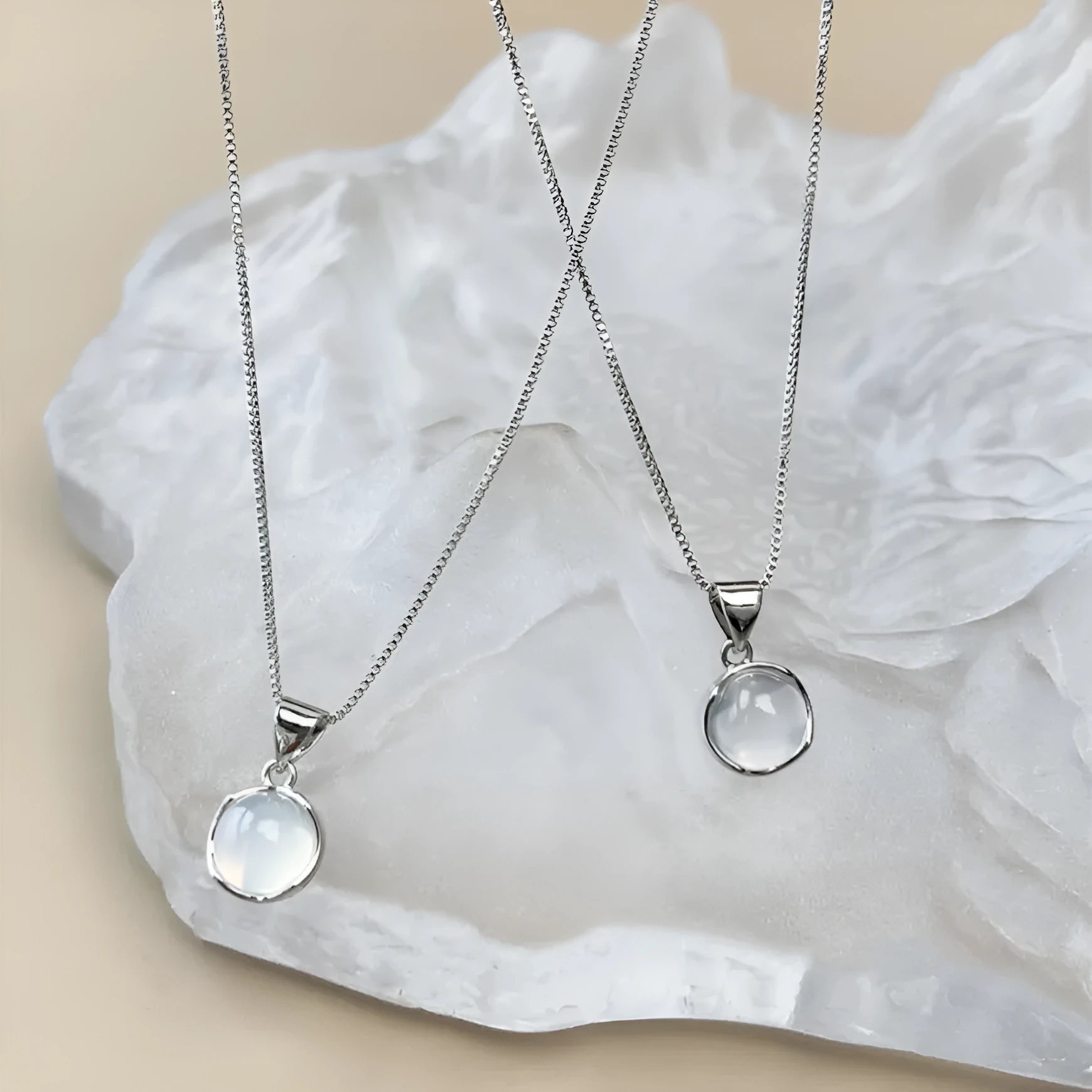 Women's Korean-style oval pendant necklace with geometric star detail on adjustable 21-50cm chain