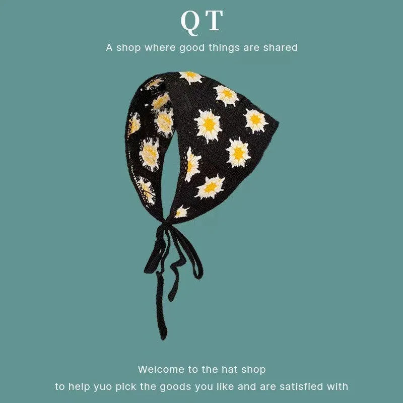 Women's cotton triangle shawl with floral French retro pattern in daisy design colours