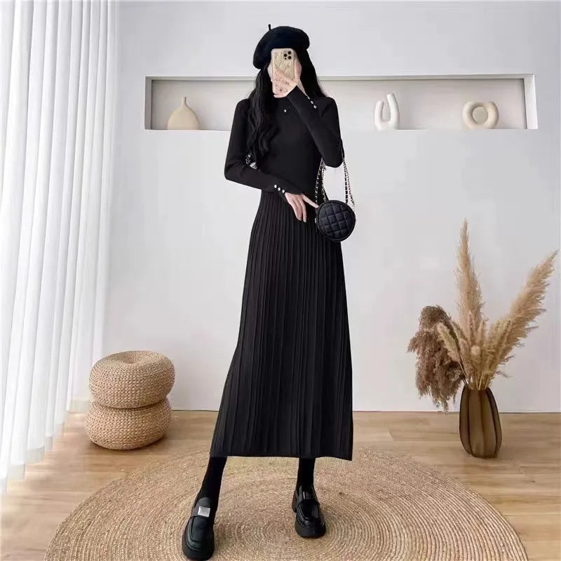 Women's knitted knee-length A-line skirt in a solid colour with a high waist