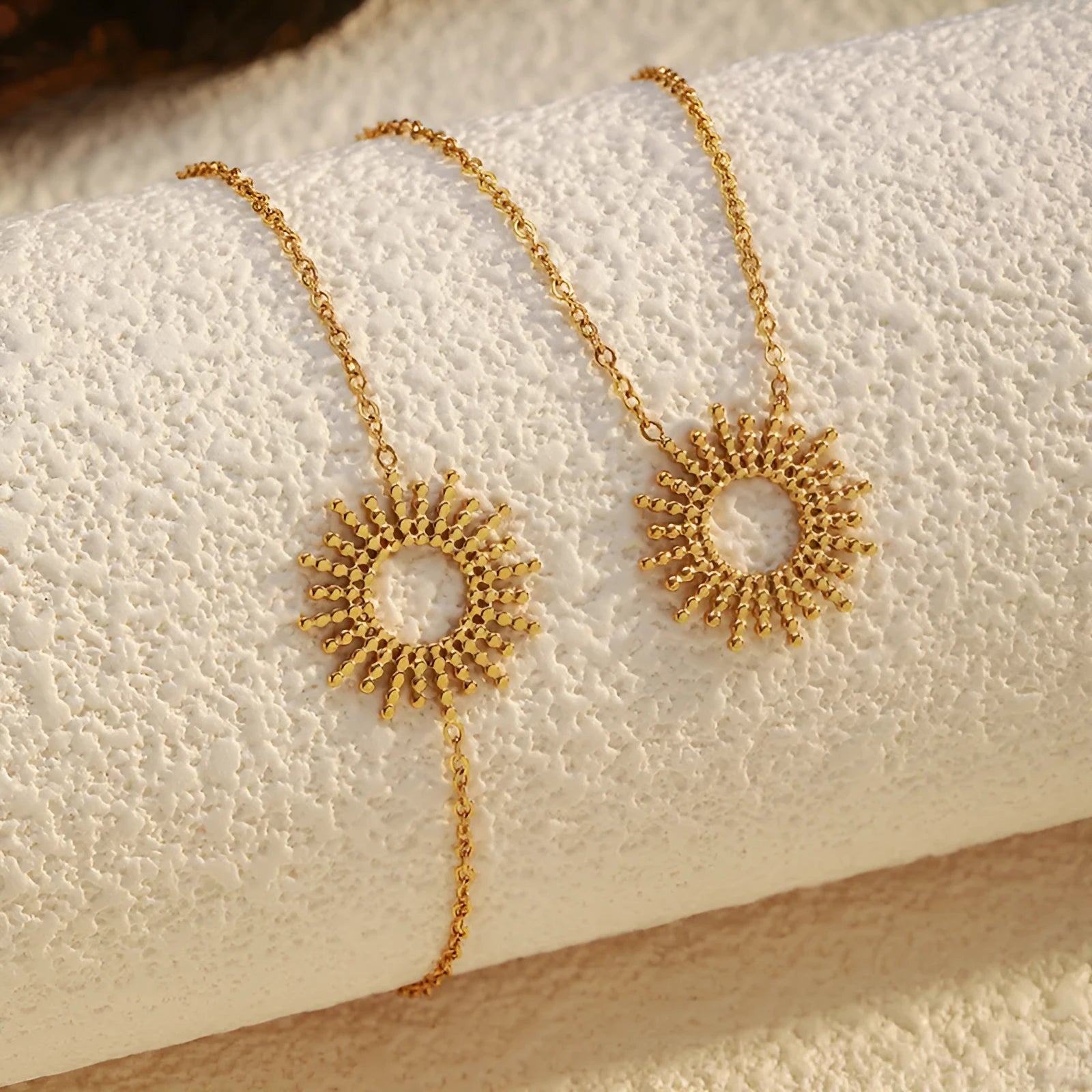 Sunflower jewellery set with gold necklace and bracelet featuring geometric chain design