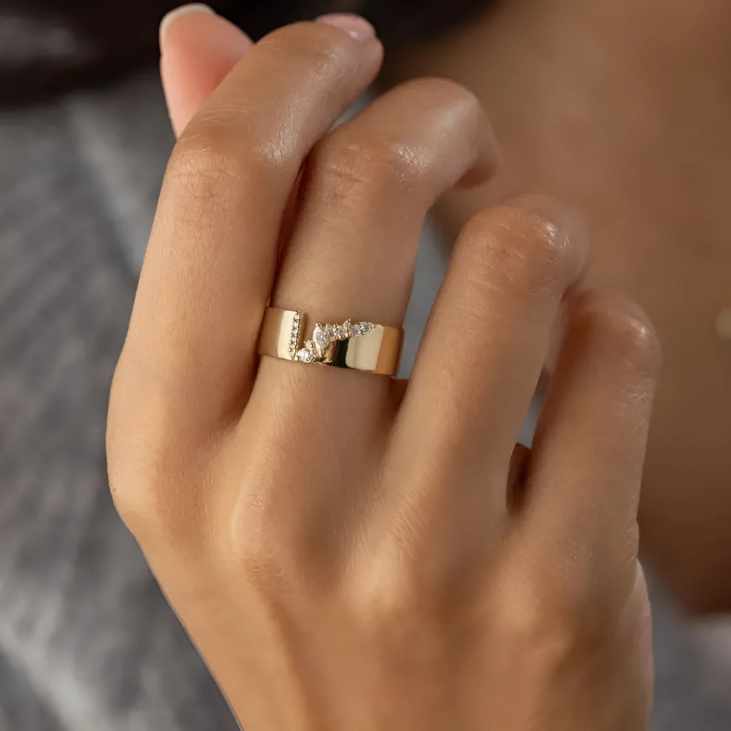 Gold electroplated women's fashion ring with shining zircon decorative element