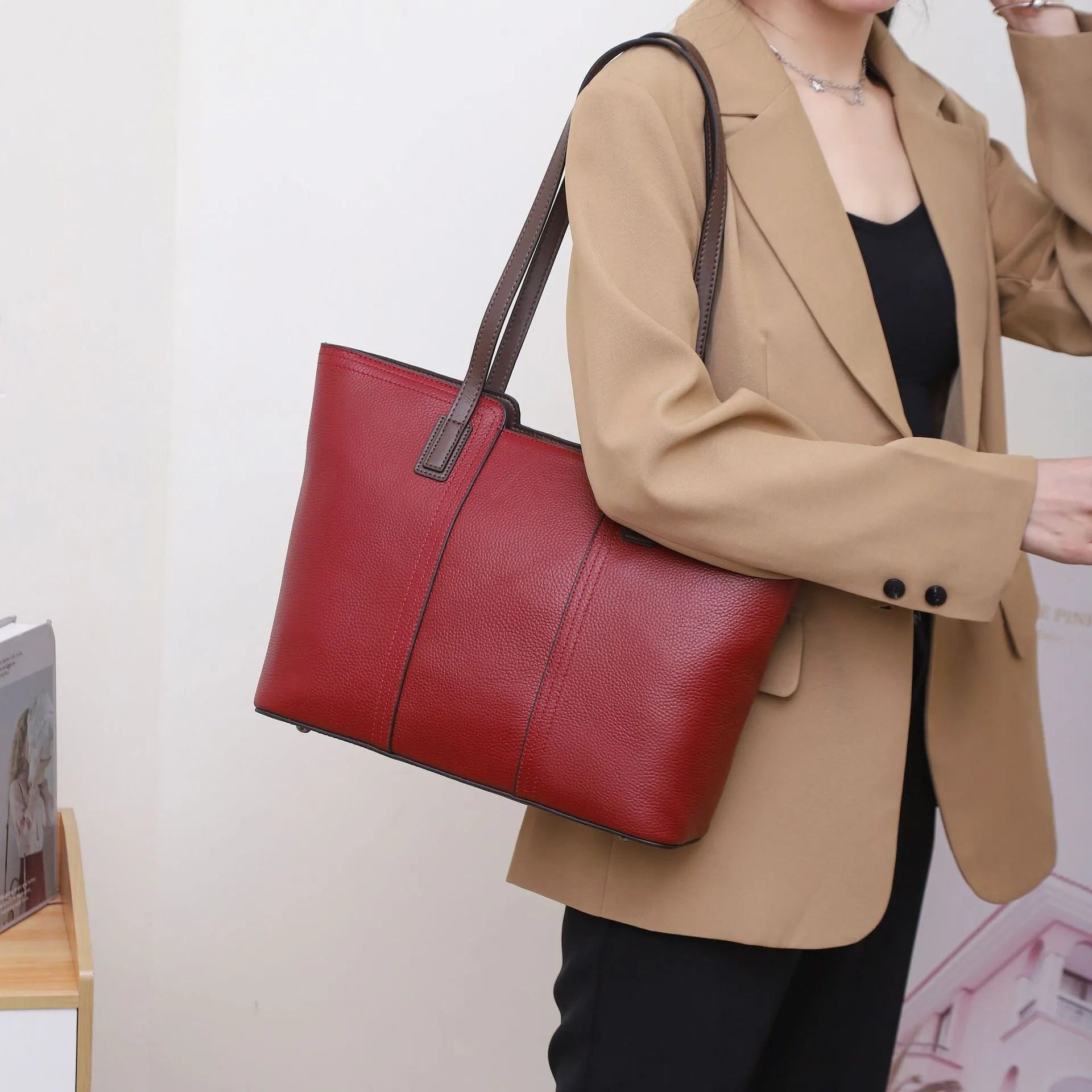 Genuine leather women's commuter shoulder bag in box design with shoulder strap