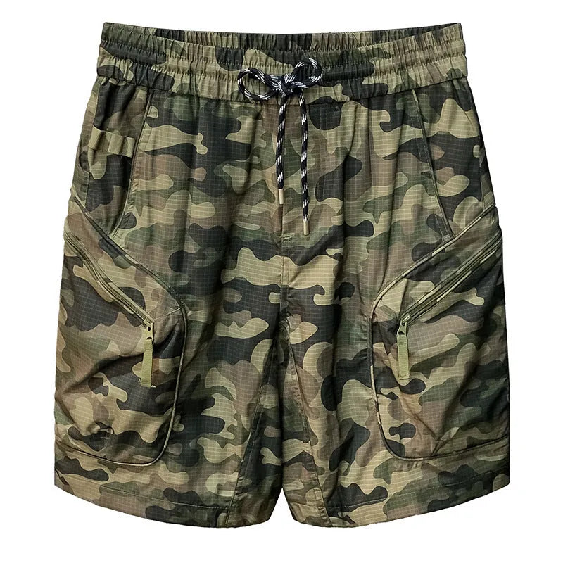 Men's camouflage cargo shorts in loose fit with cargo pockets and cotton blend fabric