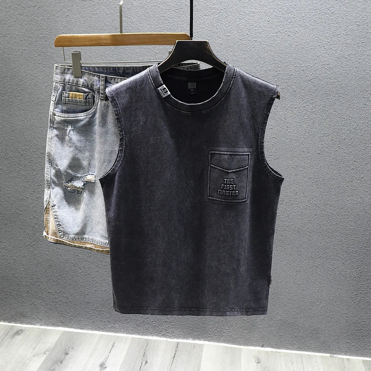 Solid colour sleeveless cotton fitness t-shirt in loose fit with straight hem design