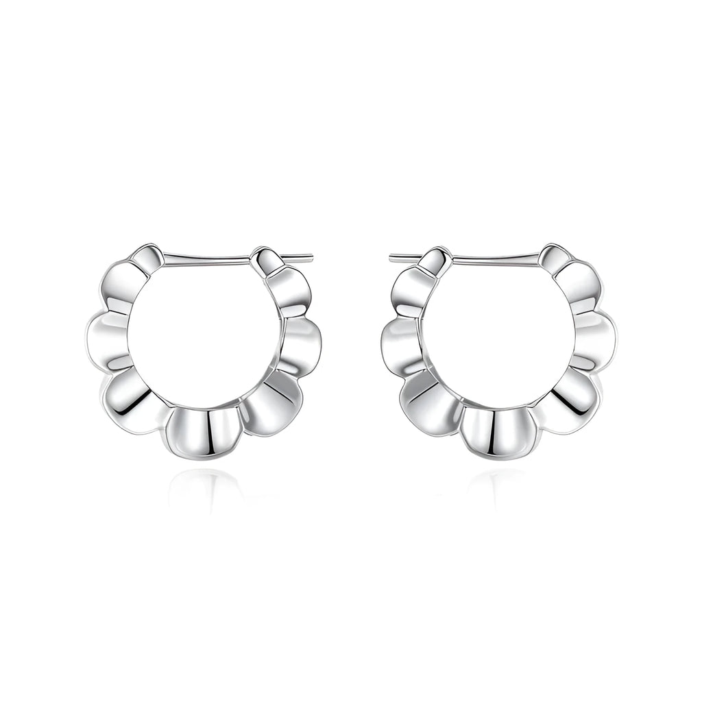 A pair of sterling silver geometric round stud earrings with a retro design and electroplated finish.