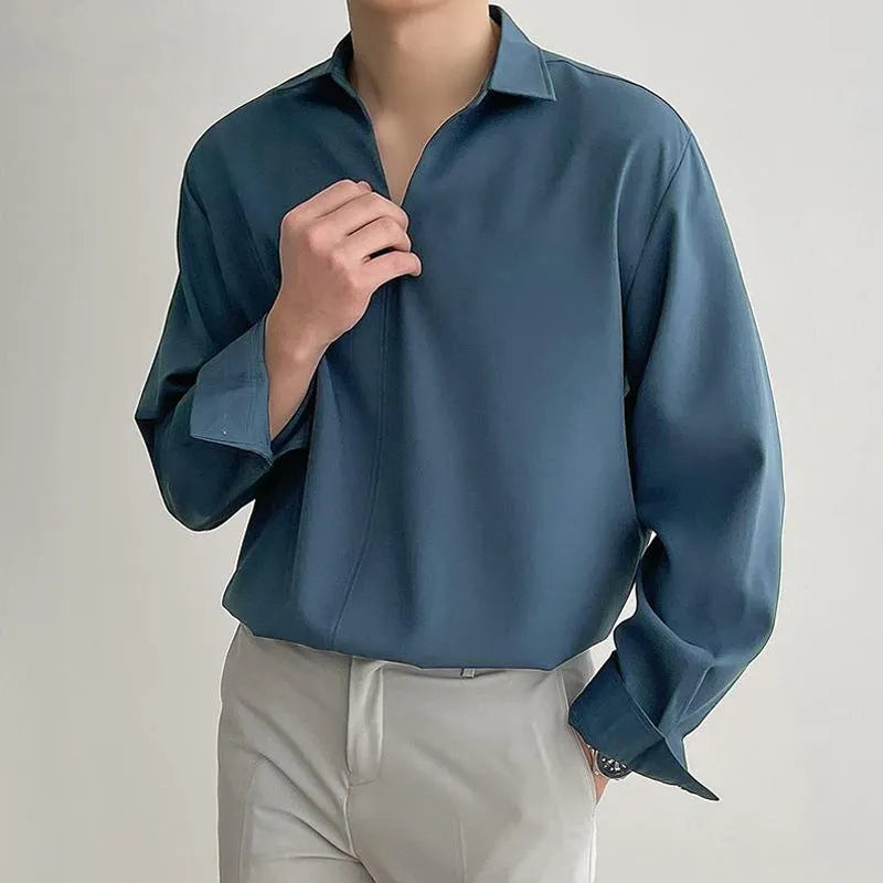 Man wearing a loose lapels casual shirt in solid colour with long sleeves.