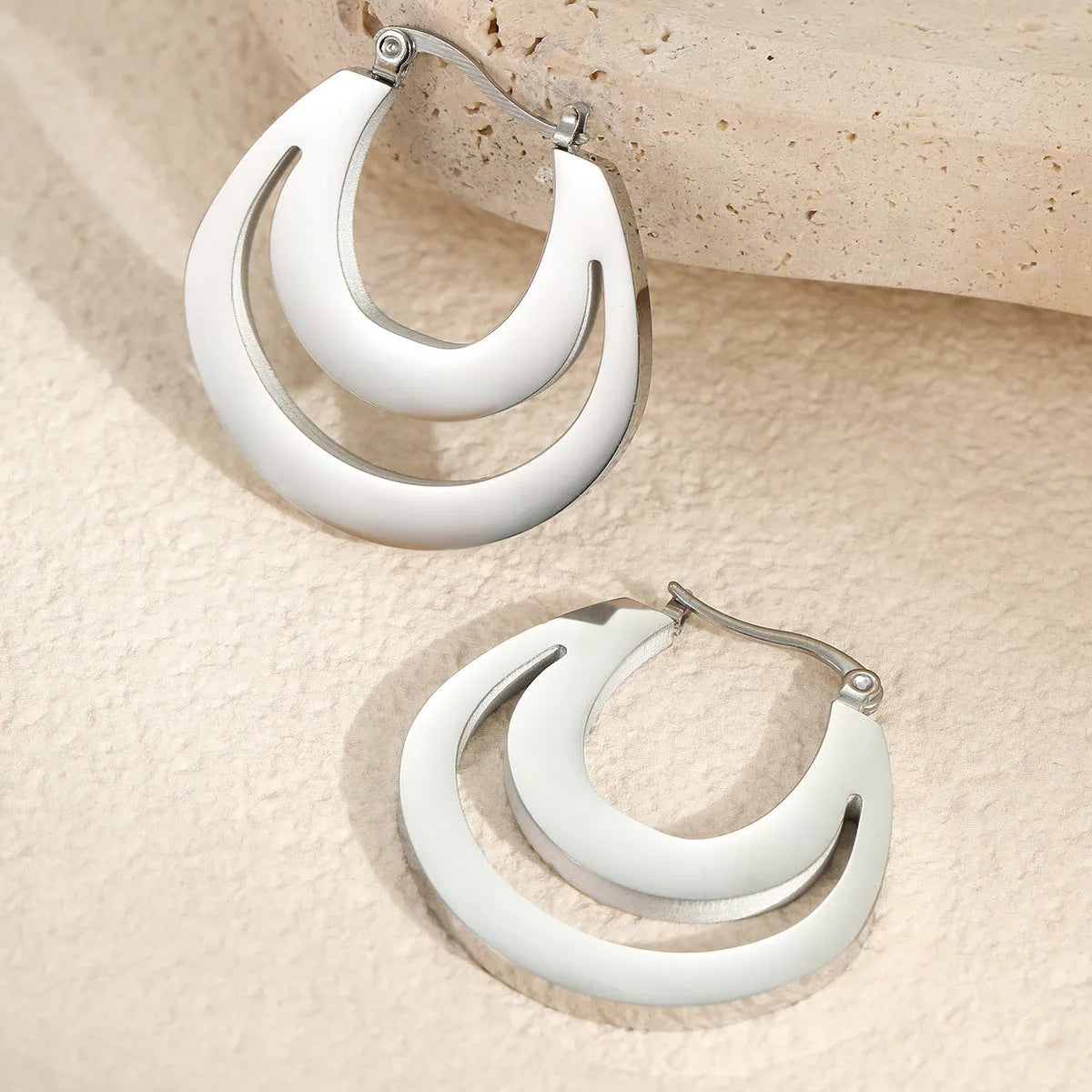 Geometric French earrings with round ring elements in 18K gold plated stainless steel, gold and steel colour options