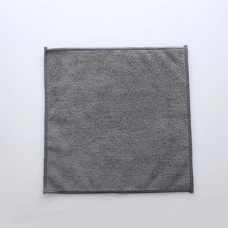 Grey square microfiber kitchen cleaning cloth for oilproof decontamination of pots and bowls.