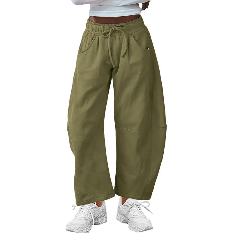 Loose cropped sweatpants with elastic drawstring waist and side pockets in cotton fabric
