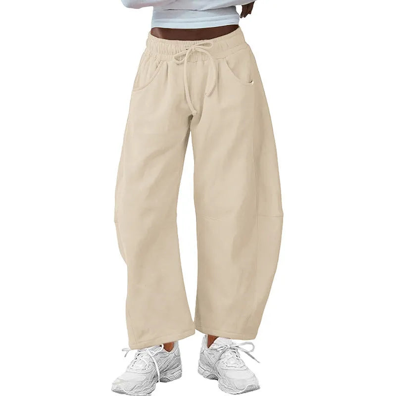 Loose cropped sweatpants with elastic drawstring waist and side pockets in cotton fabric