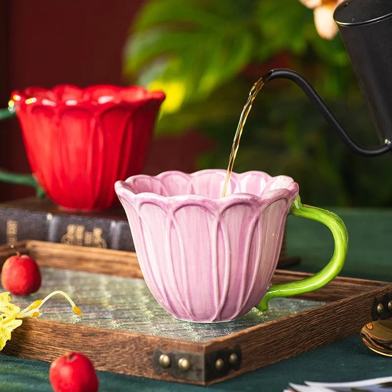 Ceramic breakfast cup with 500ml capacity and pastoral pattern design in red or purple colour