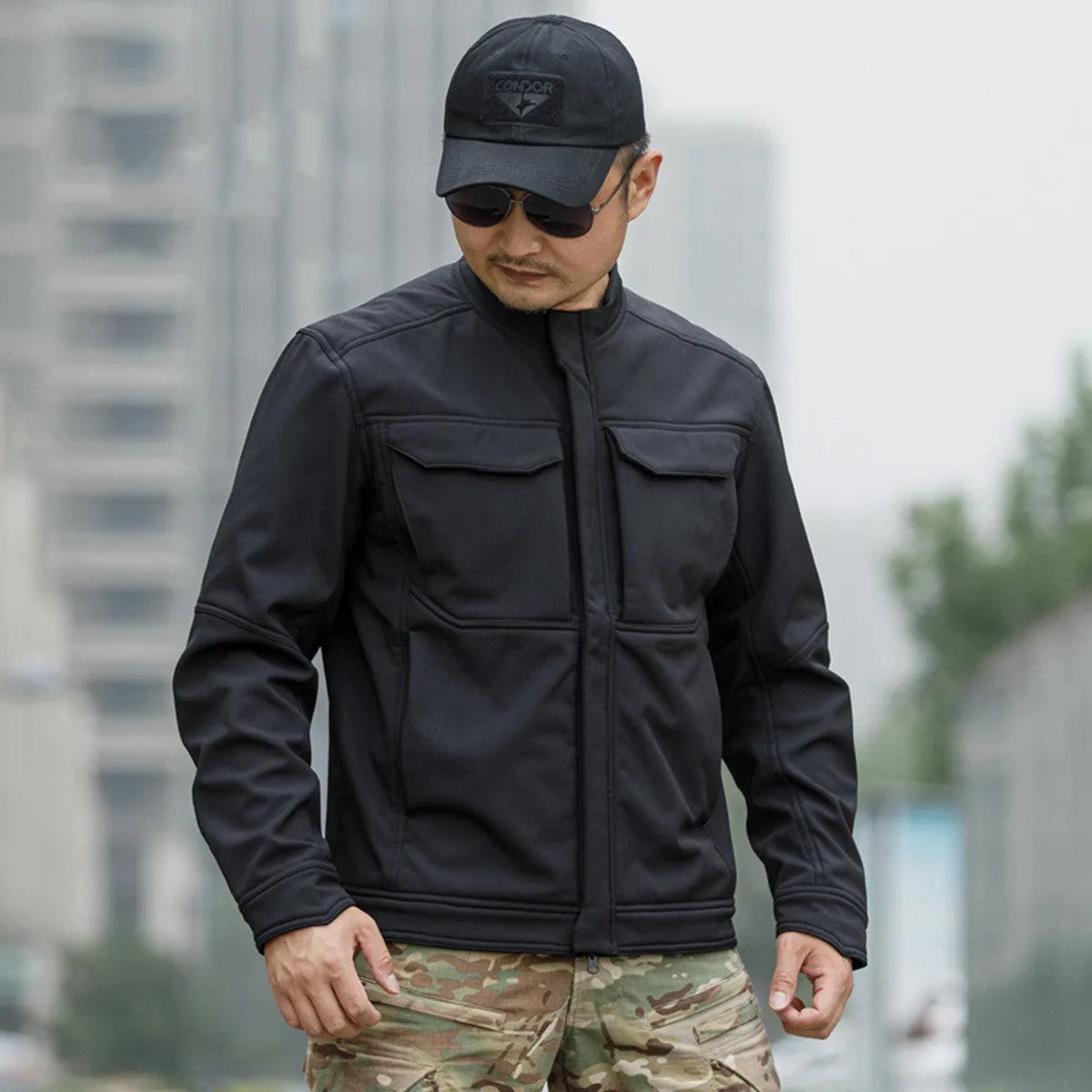Black soft shell mountaineering jacket with polyester windproof and wear-resistant fabric for outdoor activities
