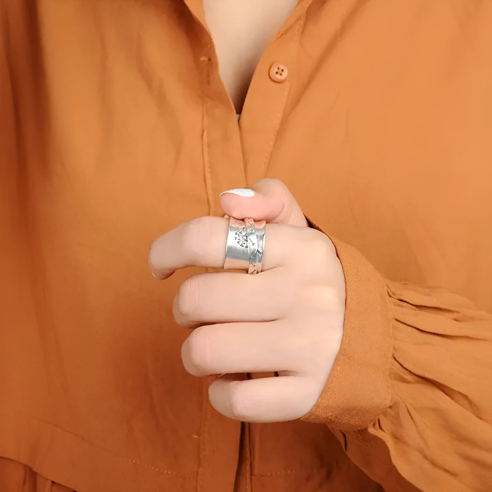 Silver rotatable flower ring with adjustable floral decoration on alloy band