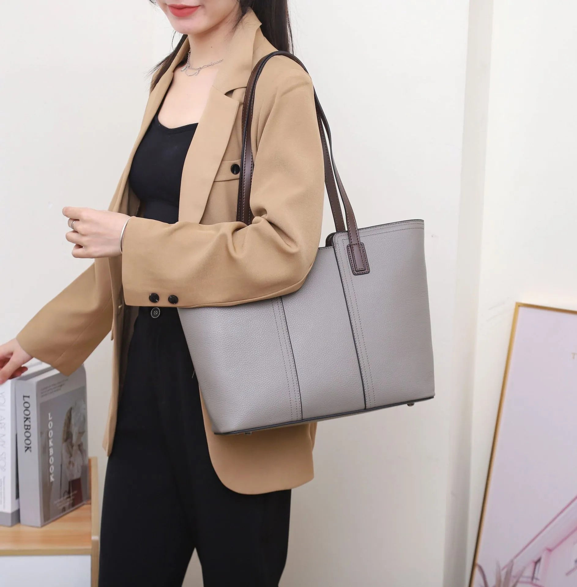 Genuine leather women's commuter shoulder bag in box design with shoulder strap