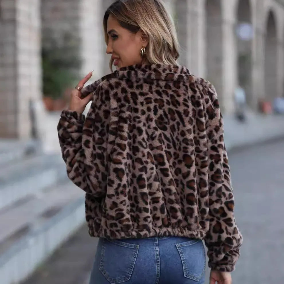 Women's loose leopard print plush coat with zip fastening and raglan sleeves