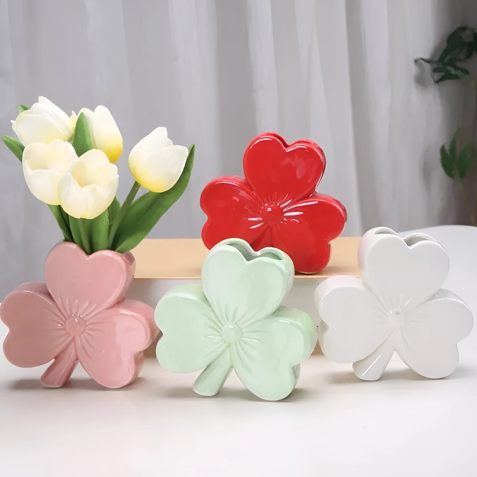 Clover ceramic vase in European style with porcelain construction for desktop decoration