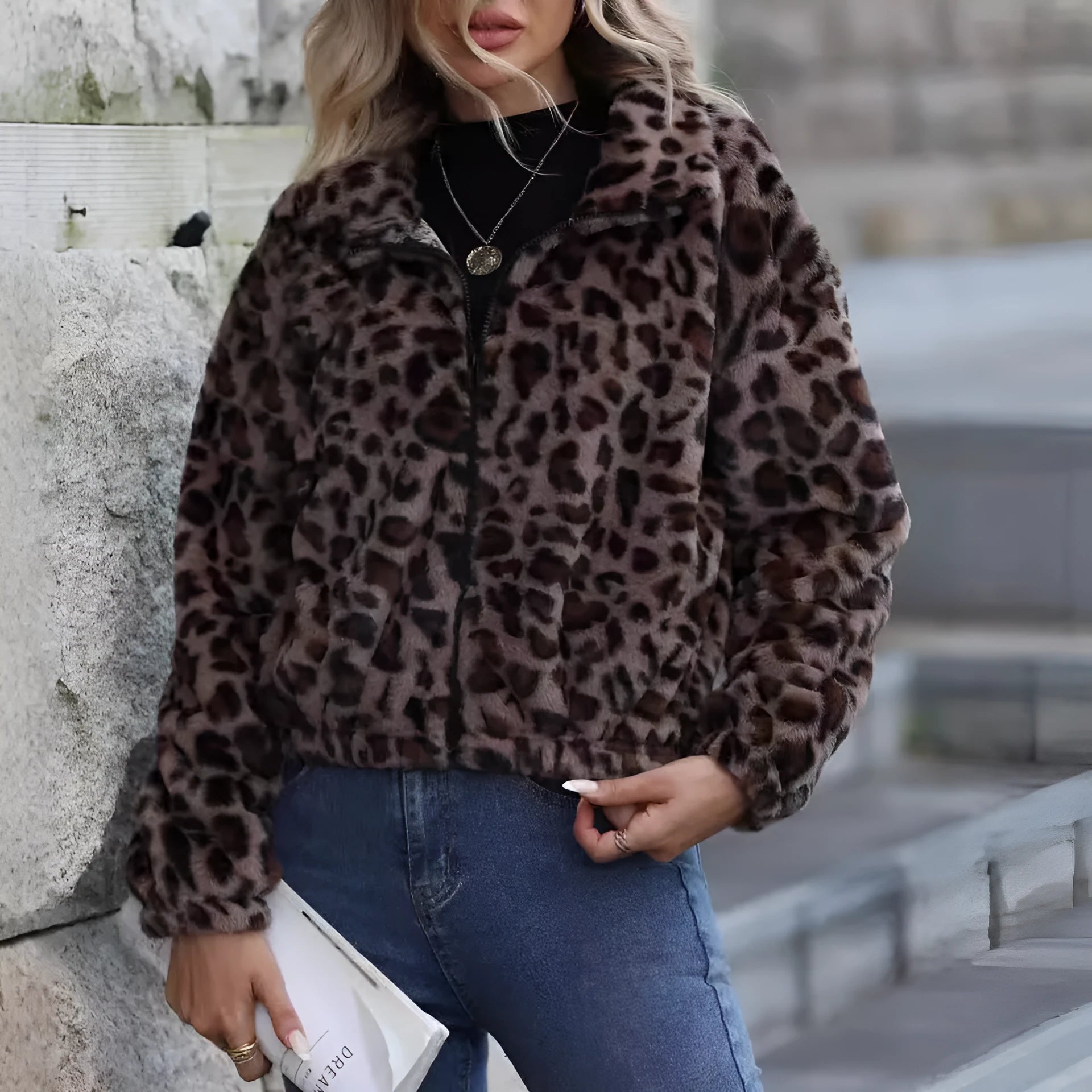 Women's loose leopard print plush coat with zip fastening and raglan sleeves