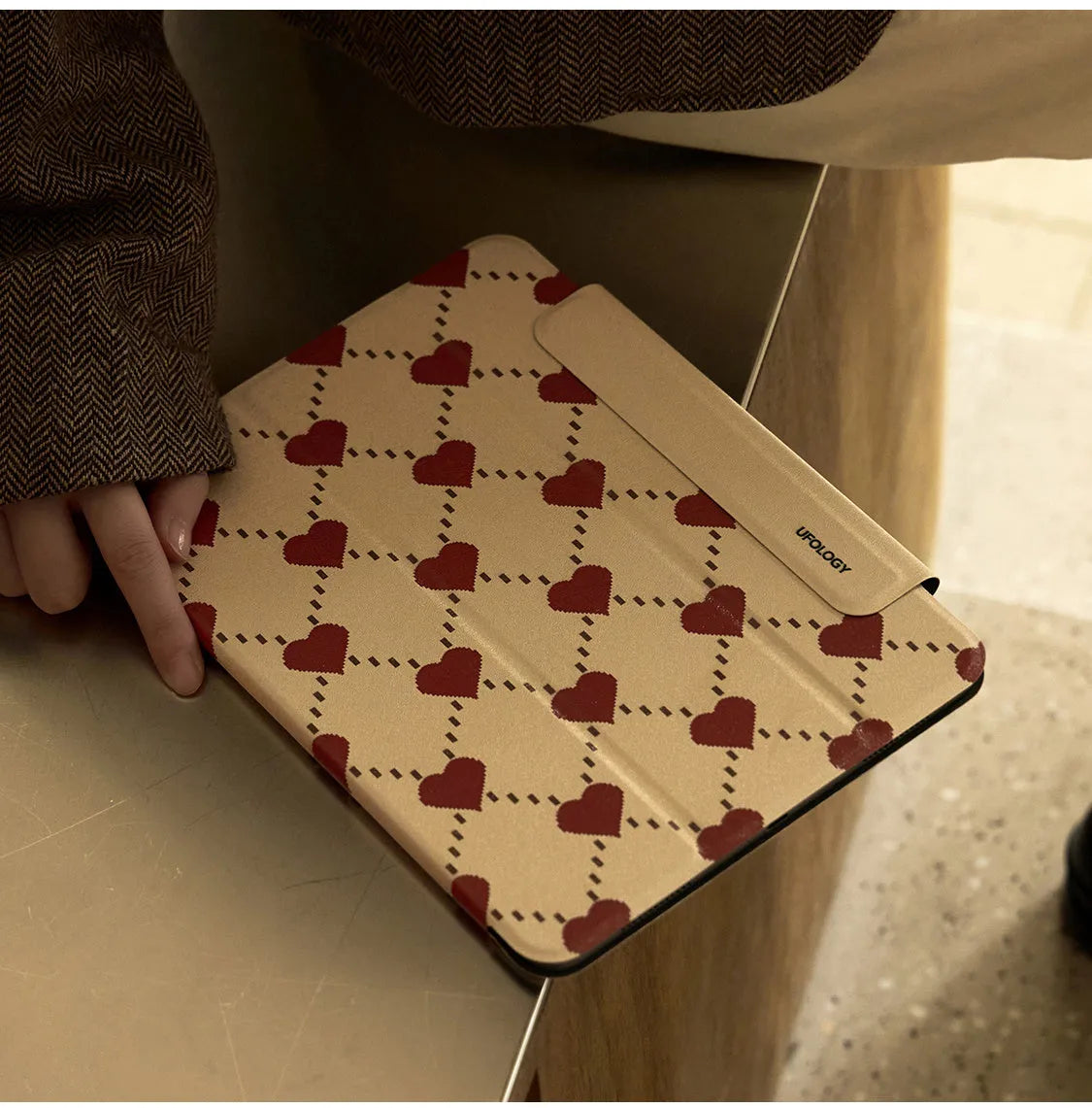 Magnetic double-sided clip case for iPad Air 5 and Air 4 in polyurethane flat plate shell.