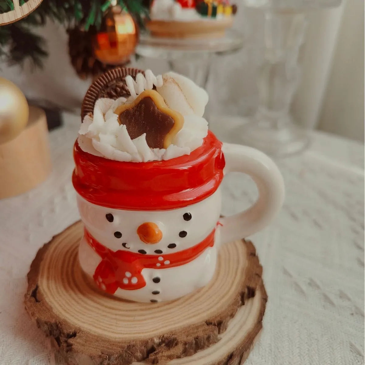 Santa Claus ceramic cup soy wax aromatherapy candle in creative gift box with strawberry Santa design measuring 10x7x10.5cm