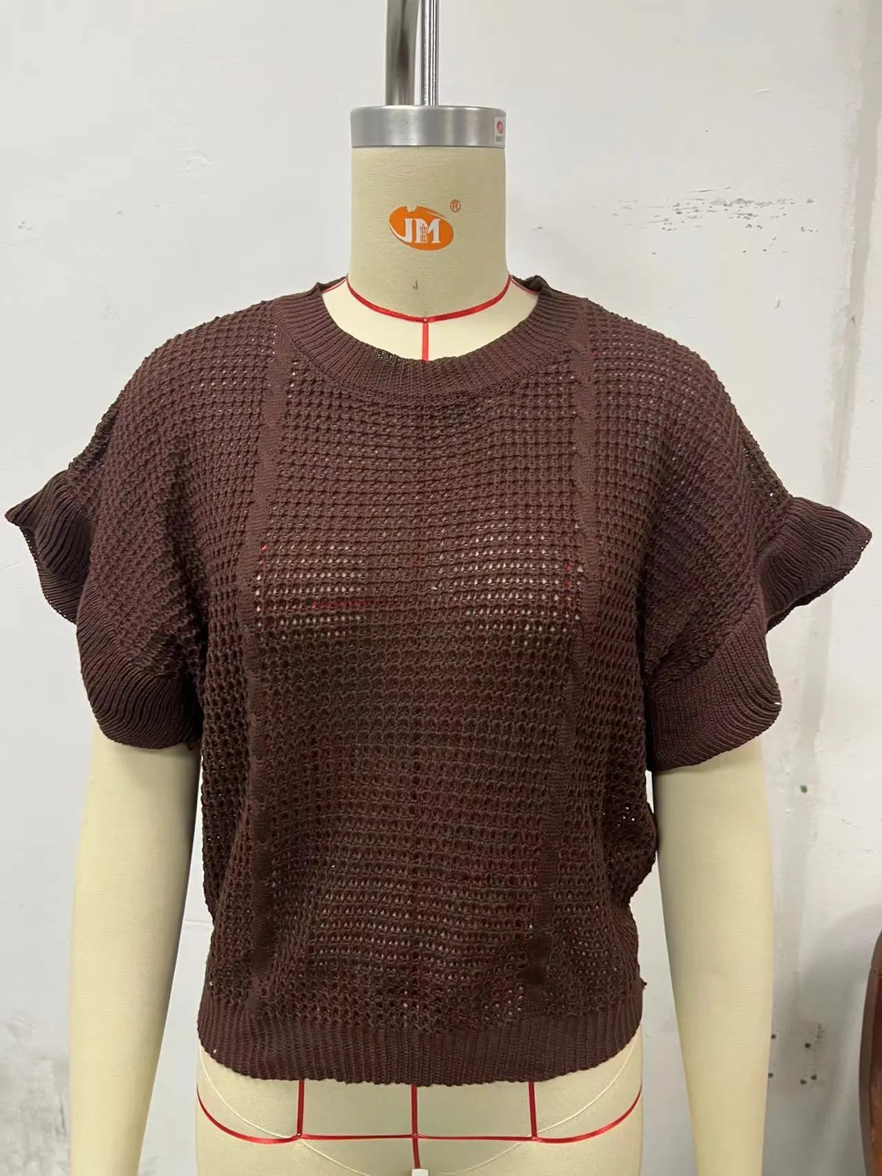 Twisted string pattern knitted pullover with ruffled short sleeves and round neck in loose fit