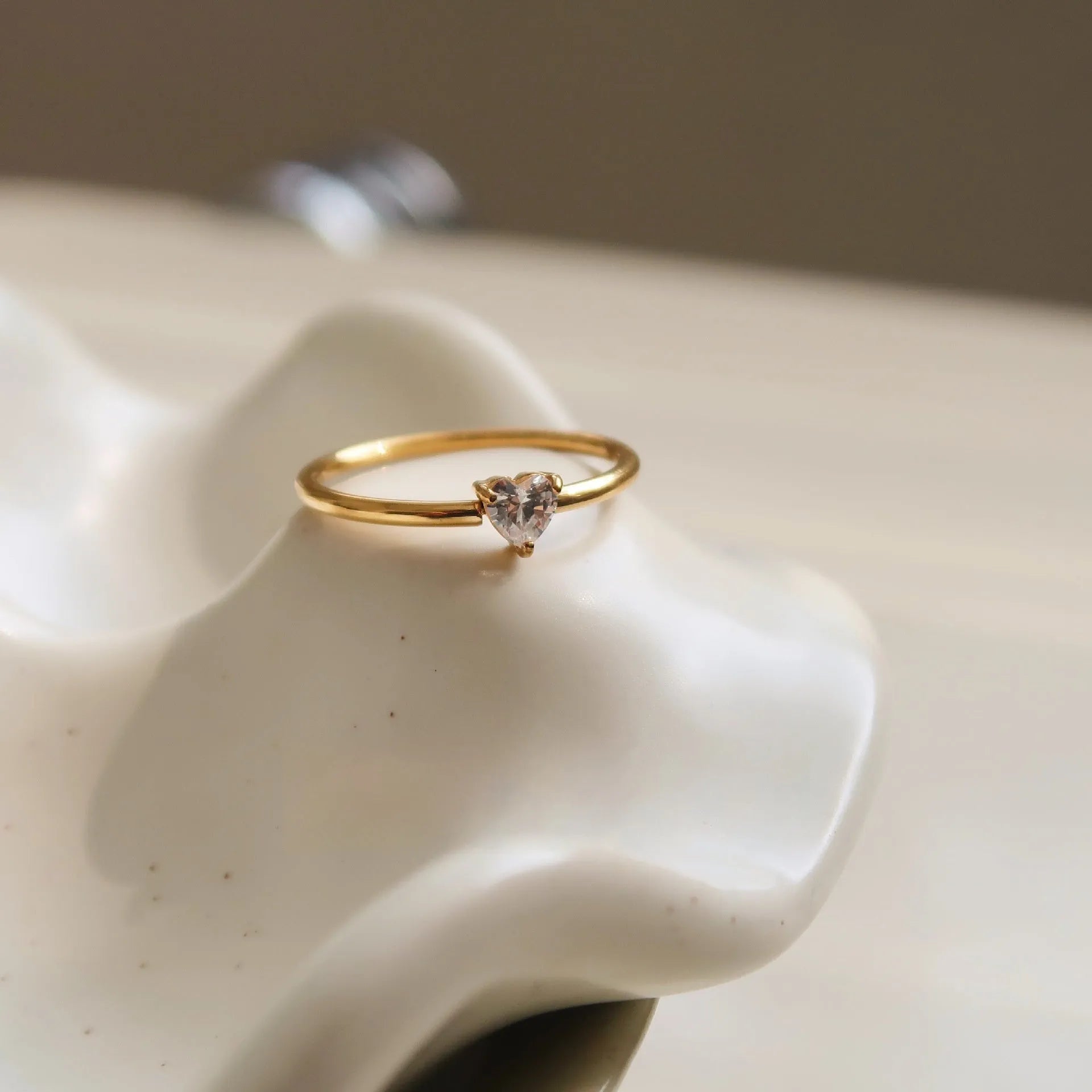 Golden electroplated stainless steel love heart ring for women in sizes 5-8 without pigment transfer