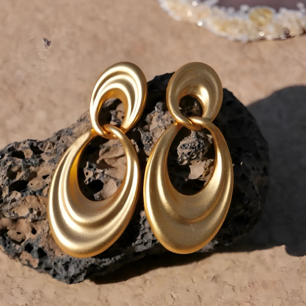 Copper double circle earrings in quicksand colour with a U-shaped French retro silhouette.