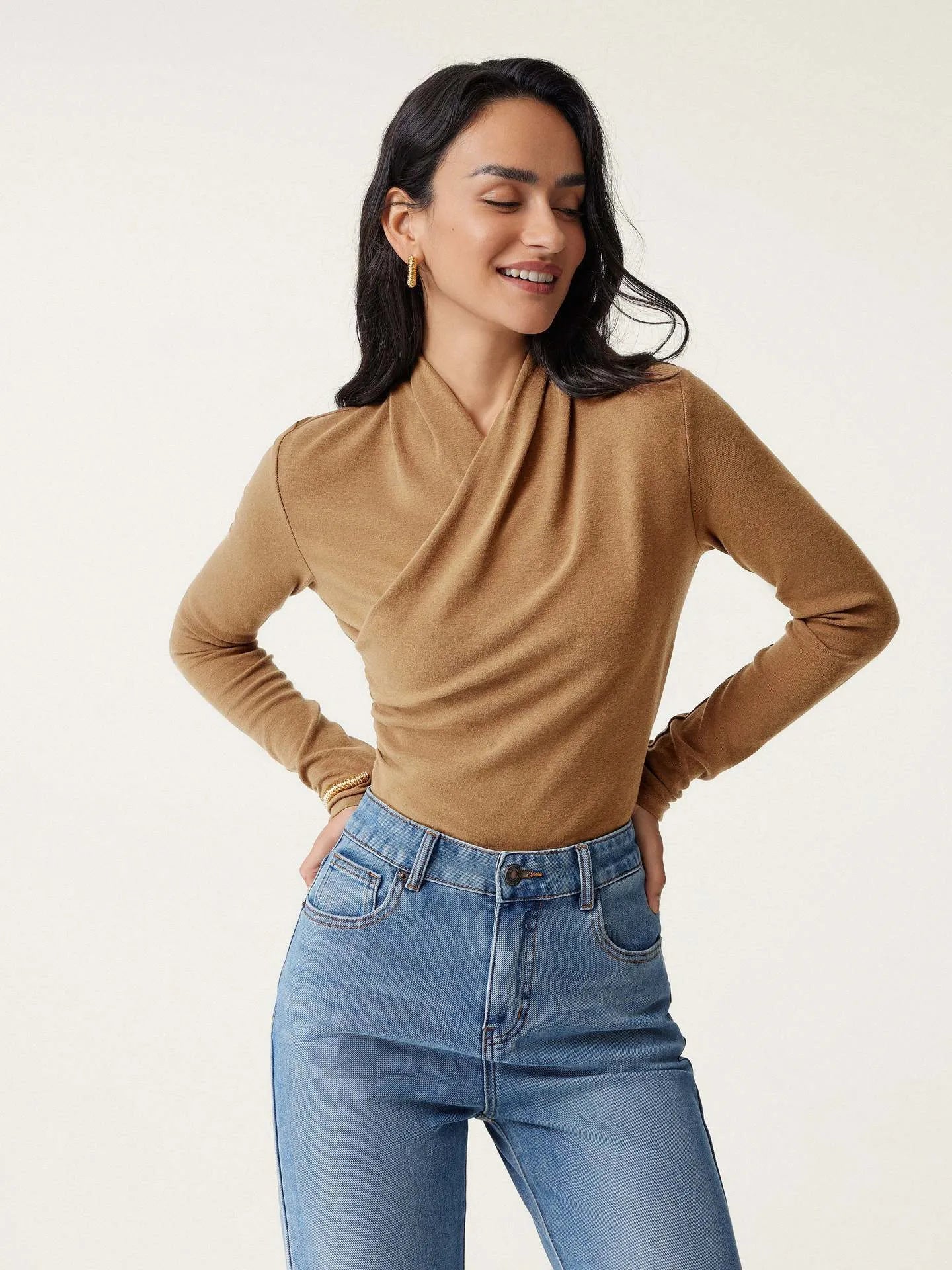 Camel-coloured slim-fit women's polyester pullover sweater with long sleeves