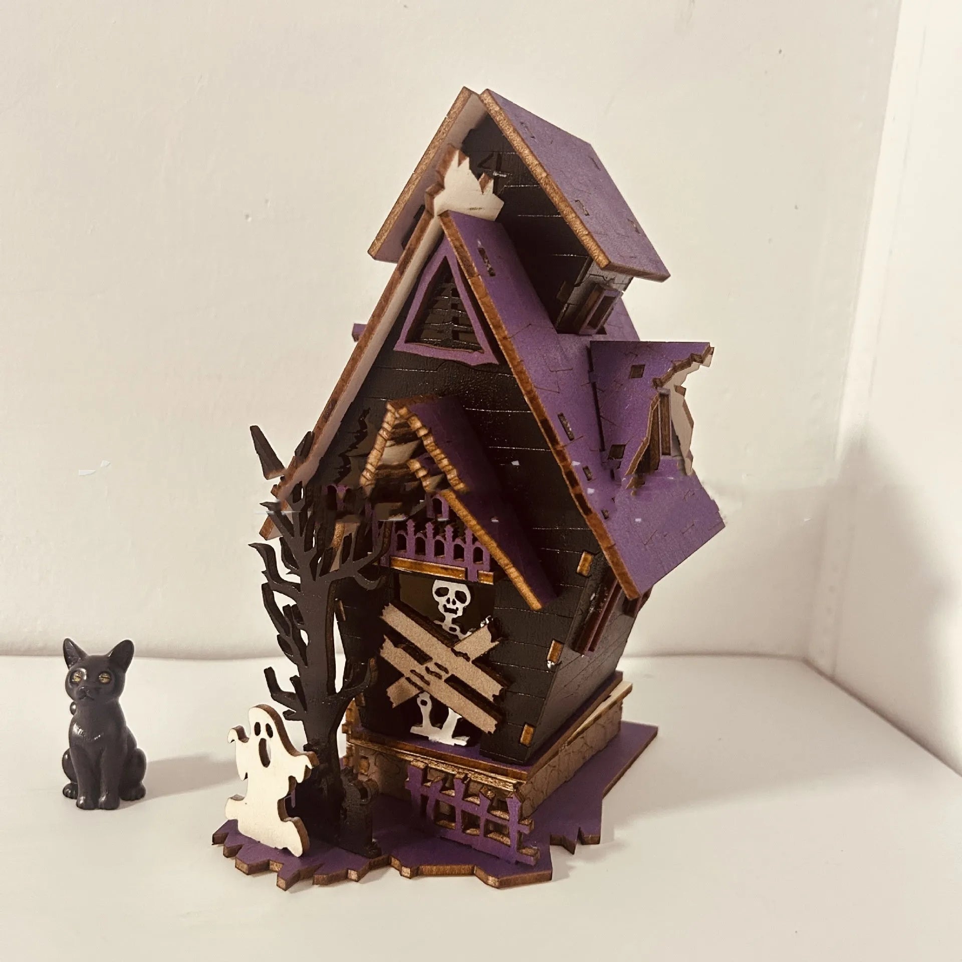 Wooden Halloween haunted house decoration with luminous paint, 14x10.5x19cm