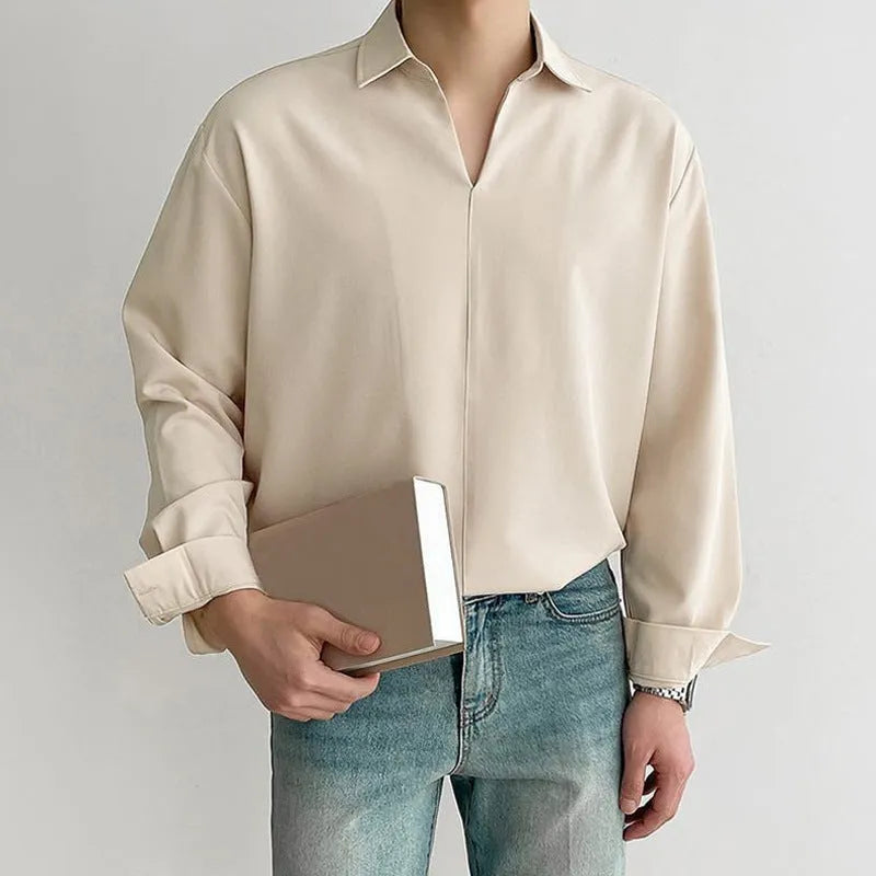 Man wearing a loose lapels casual shirt in solid colour with long sleeves.