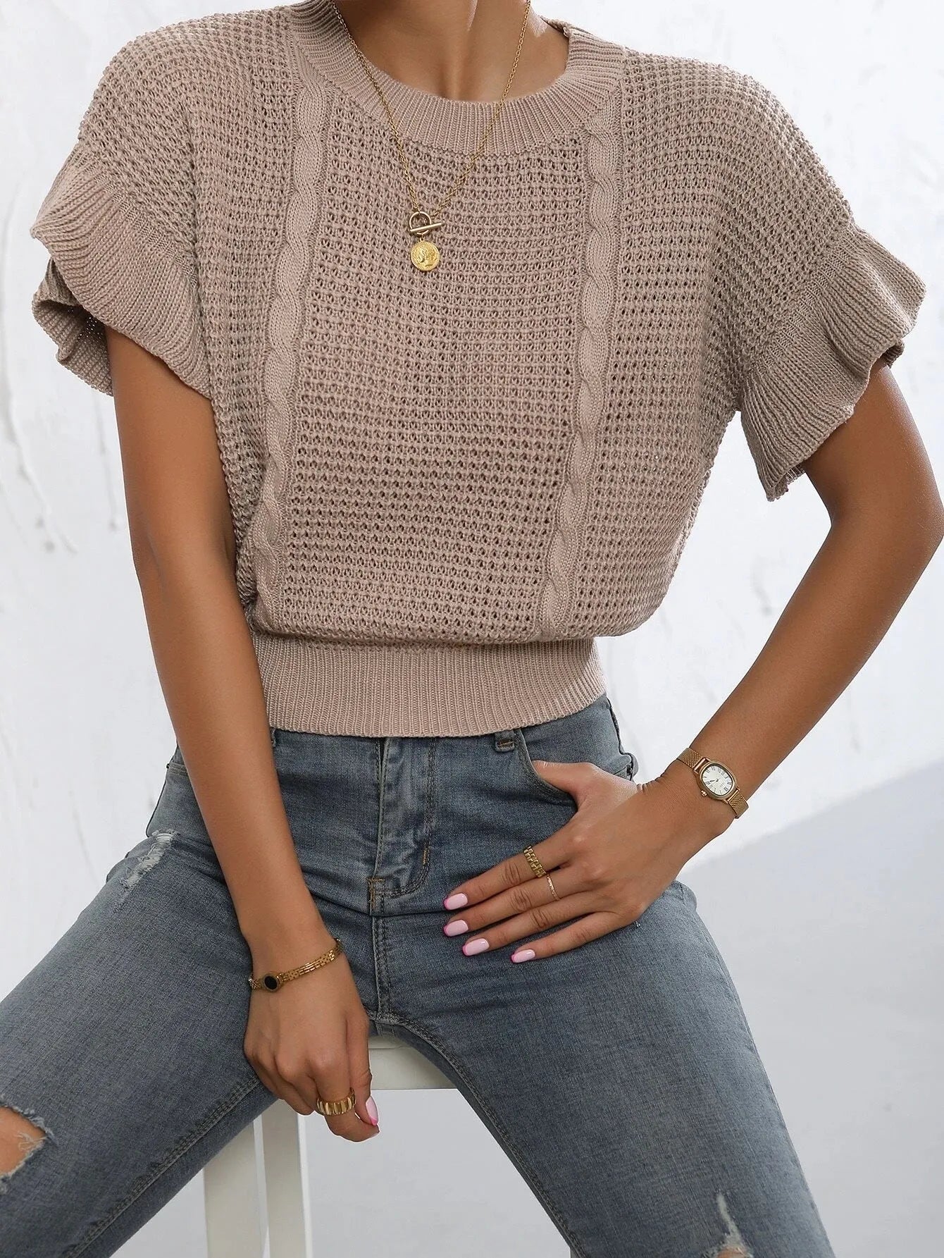 Twisted string pattern knitted pullover with ruffled short sleeves and round neck in loose fit