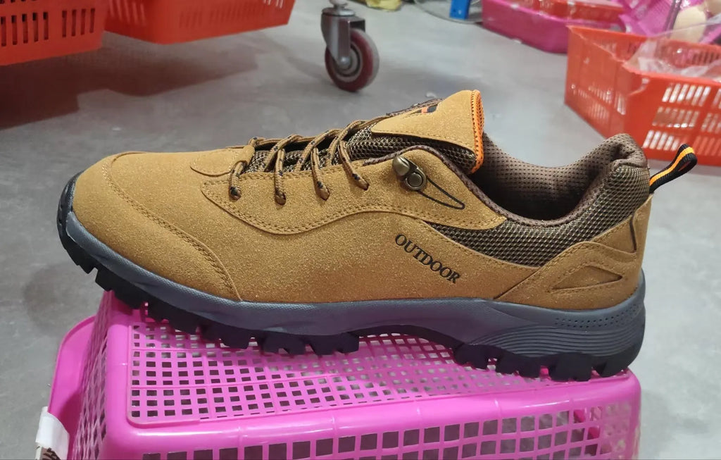 Men's low-top hiking shoes in army green with mesh lining, shown from the side.