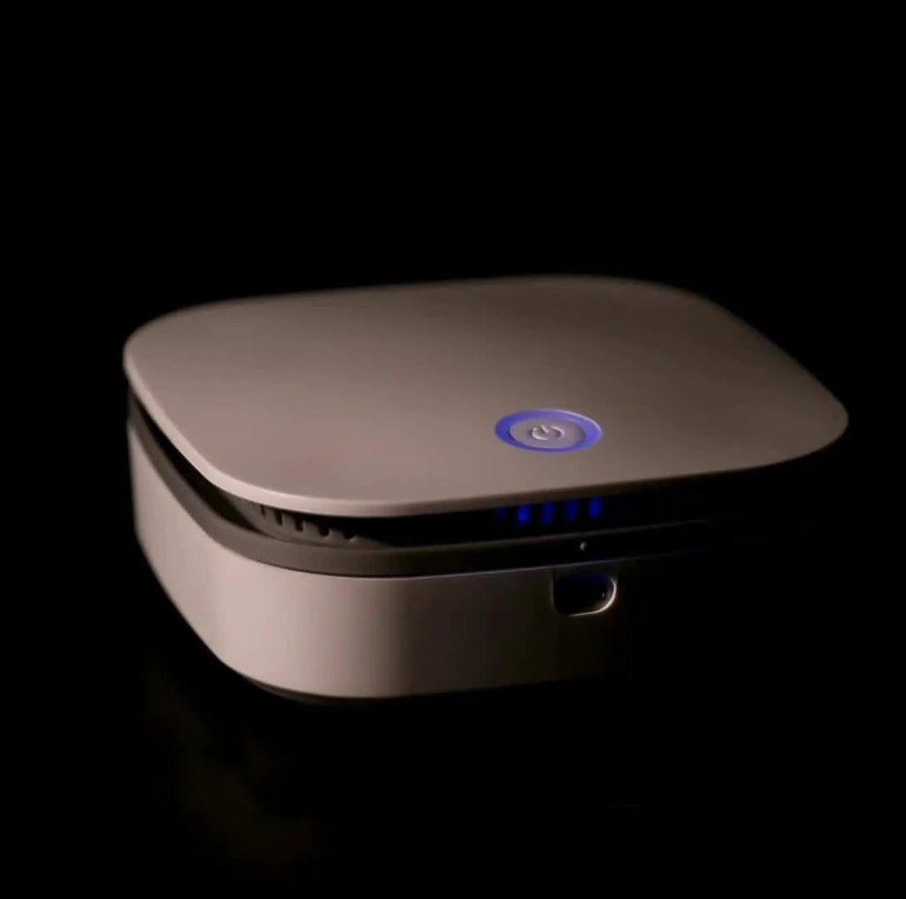 White USB-powered air purifier with negative ion sterilisation for car and small space use