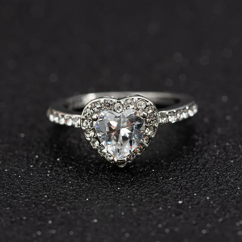 Women's heart-shaped crystal wedding ring in rose gold or silvery on white copper.