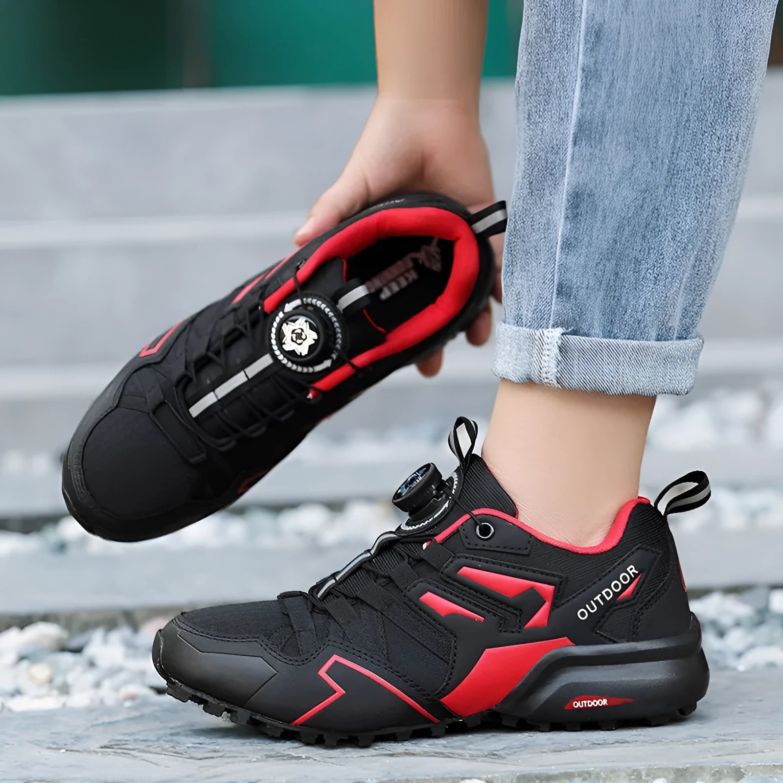 Men's lightweight hiking shoes with elastic band closure in synthetic leather with rubber sole