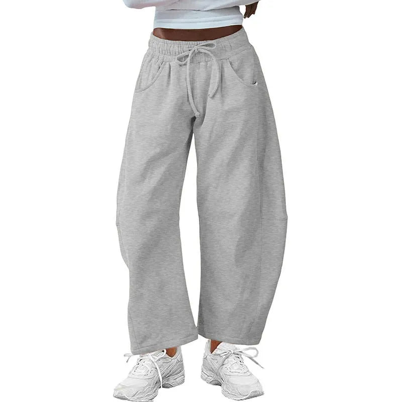 Loose cropped sweatpants with elastic drawstring waist and side pockets in cotton fabric